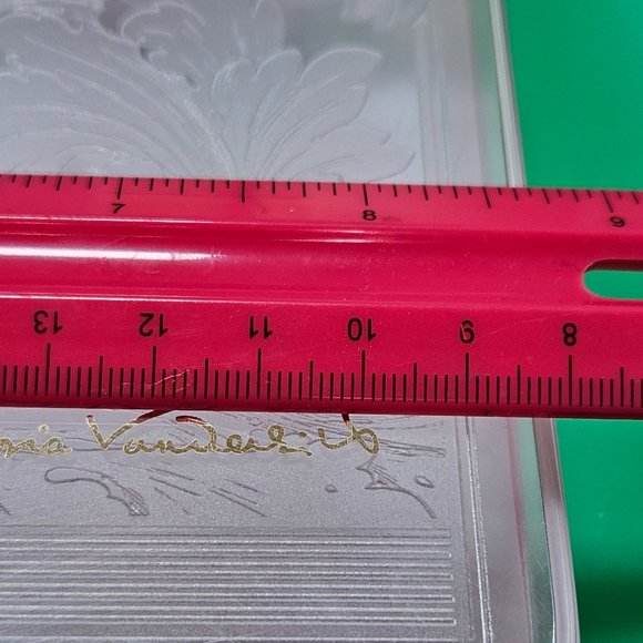 vintage Gloria Vanderbilt hinged embossed plastic vanity box! - Picture 4 of 8